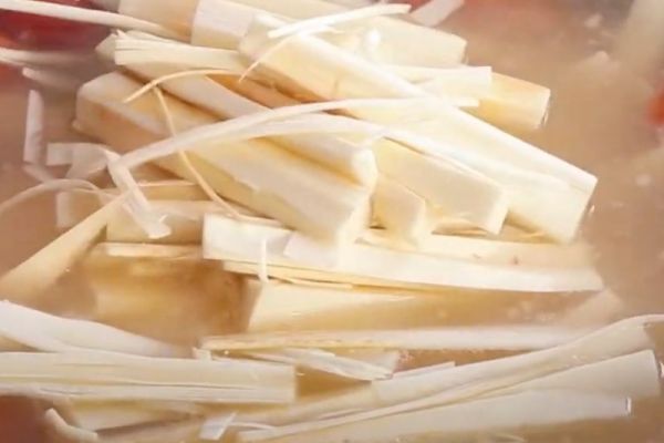 Chế biến lẩu củ hủ dừa Bến Tre