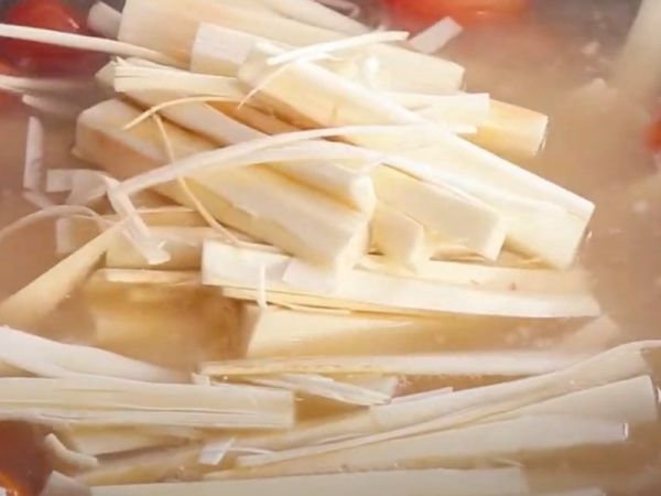 Chế biến lẩu củ hủ dừa Bến Tre